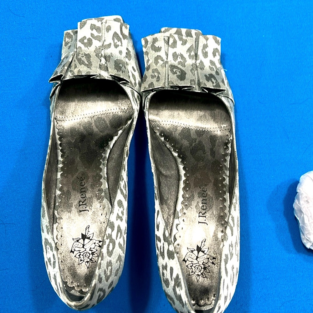 Silver gray leopard print heels 10M NWOT